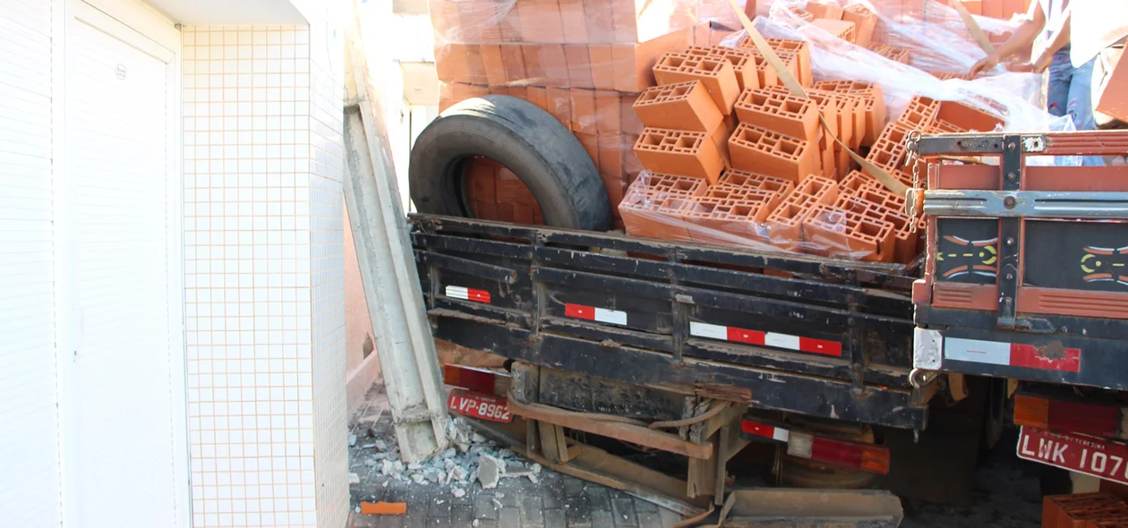 Tijolos que eram transportados em caminhão