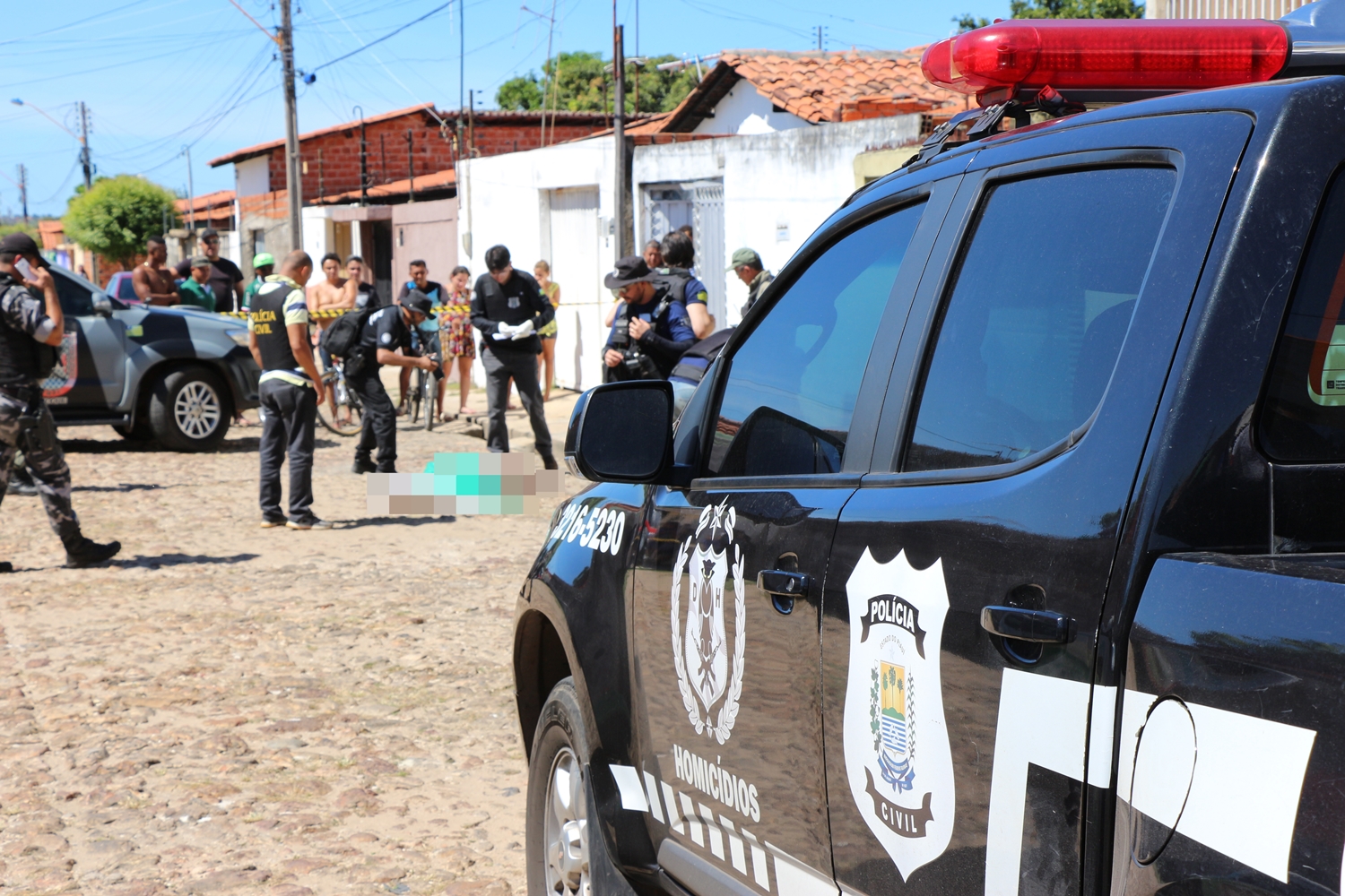 Viatura da Homicídios no local