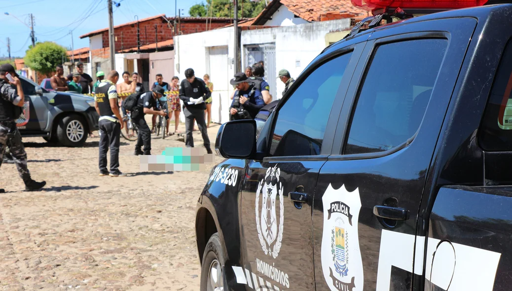 Viatura da Homicídios no local