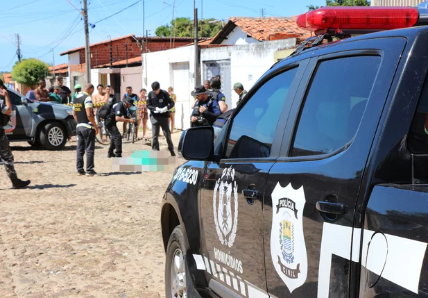 Viatura da Homicídios no local