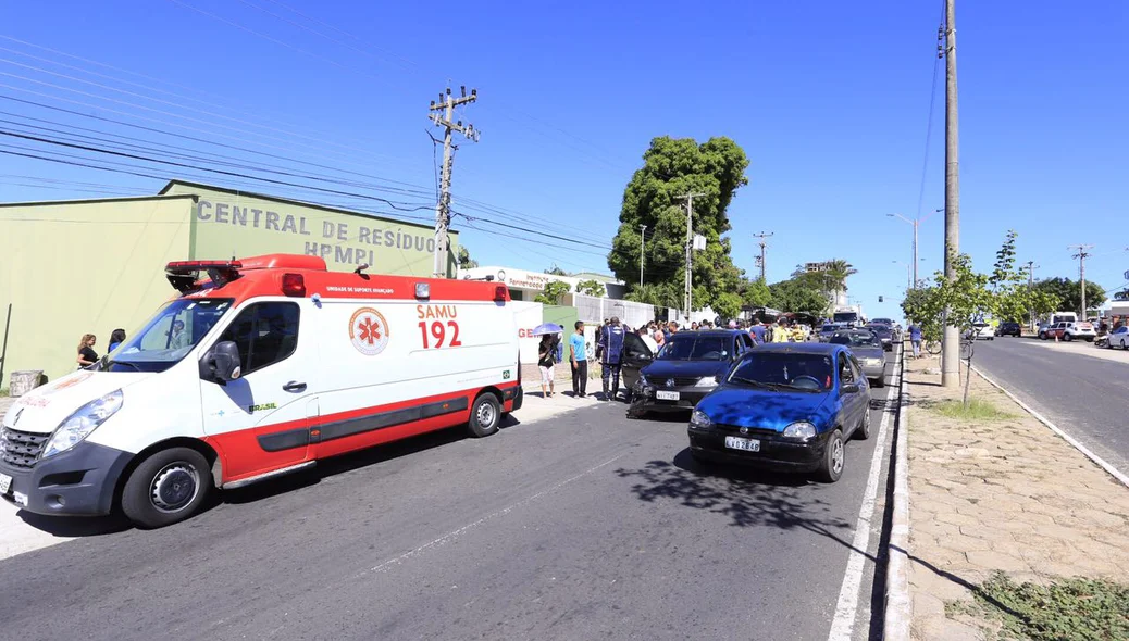 Ambulância chegou ao local para atender a ocorrência