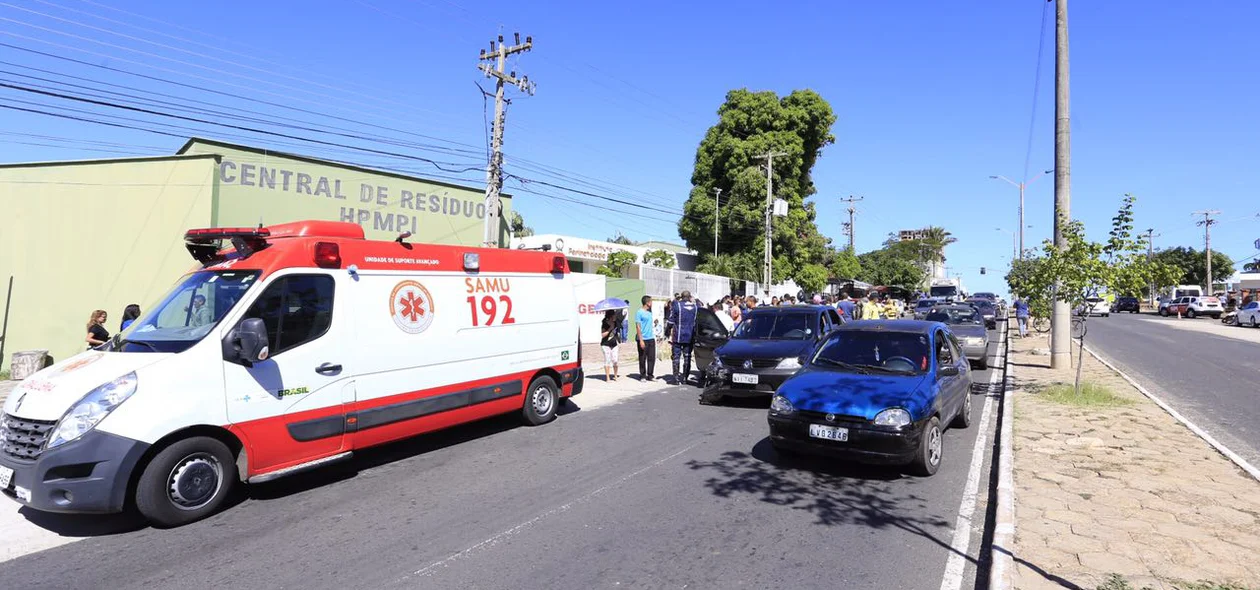 Ambulância chegou ao local para atender a ocorrência