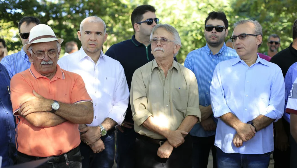 Autoridades participam de plantio de mudas de árvores no parque Floresta Fóssil