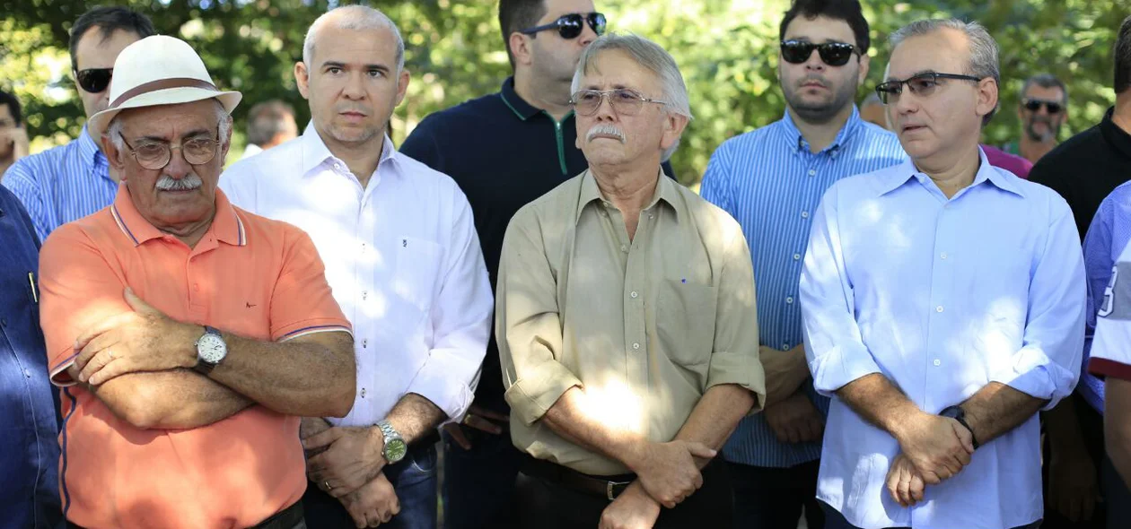 Autoridades participam de plantio de mudas de árvores no parque Floresta Fóssil