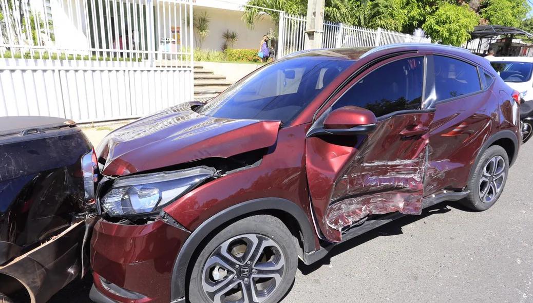 Condudora acabou atingindo outro veículo após impacto da colisão
