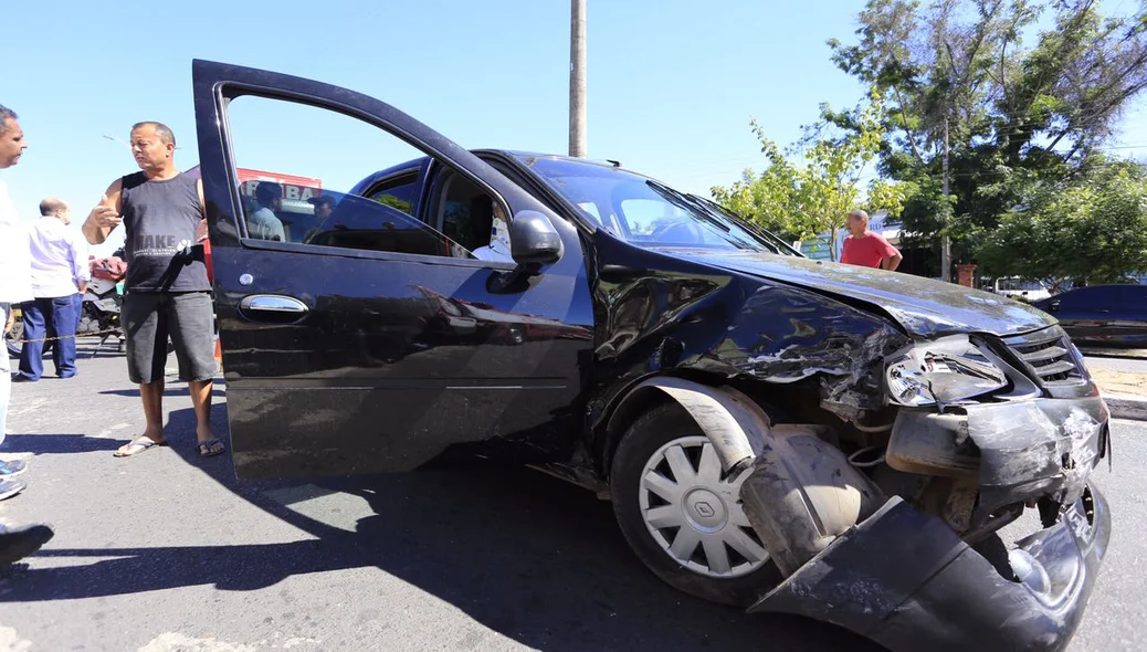 Condutor do Logan perdeu o controle e bateu em outro veículo