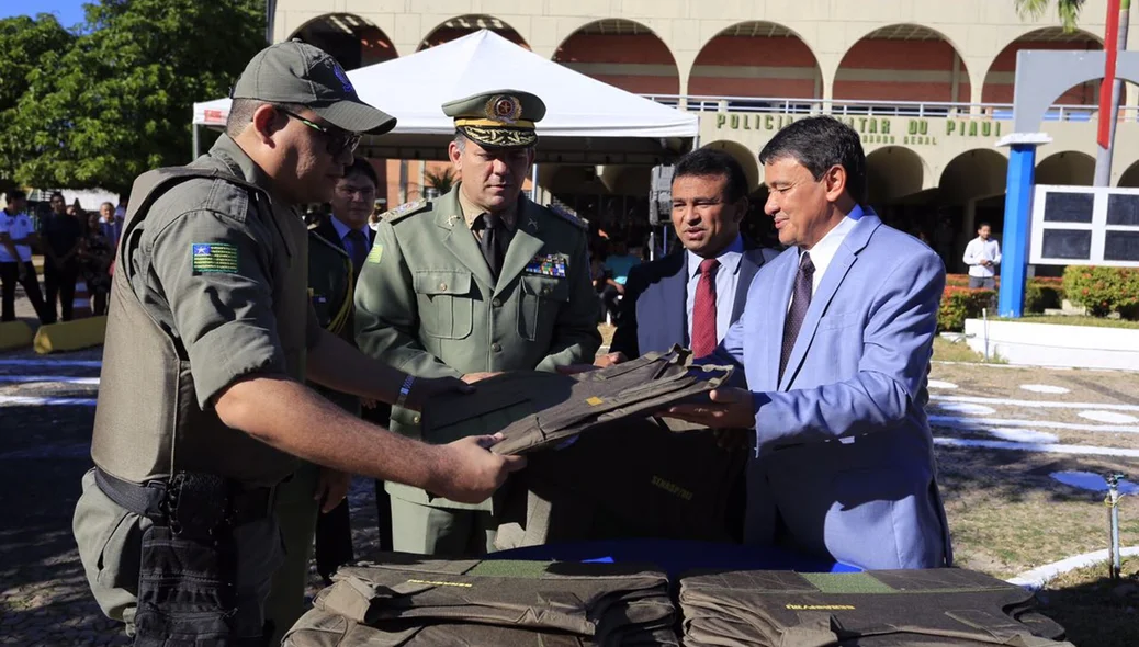 Entrega de coletes para a Polícia Militar