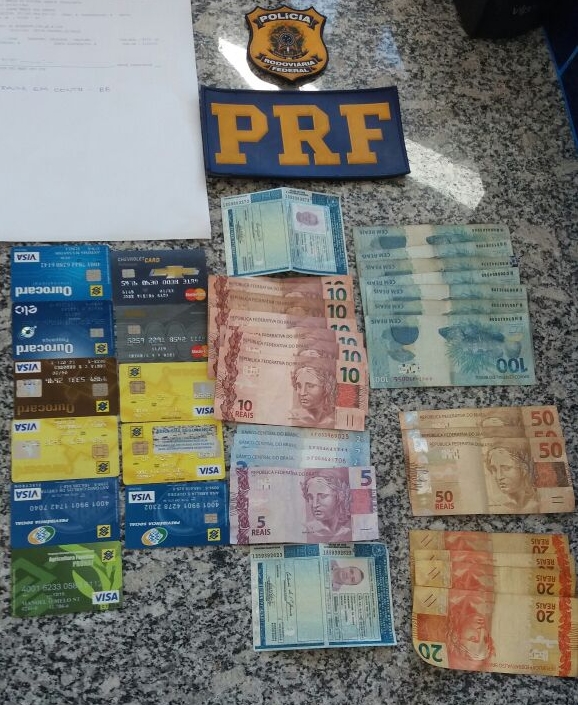 Foram apreendidos a quantia de R$ 1.001 e treze cartões de cartões de crédito/débito.