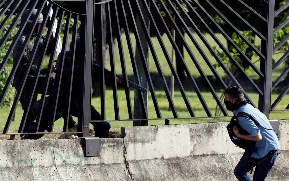 Manifestante é baleado por policial durante protesto em Caracas