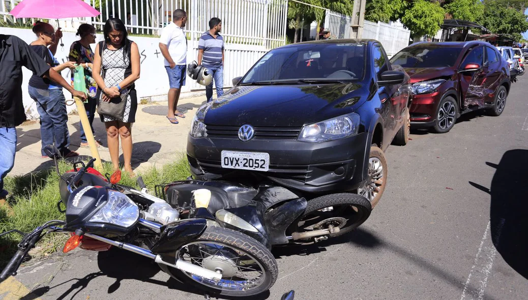 Outros quatro veículos que estavam estacionado acabaram sendo atingidos