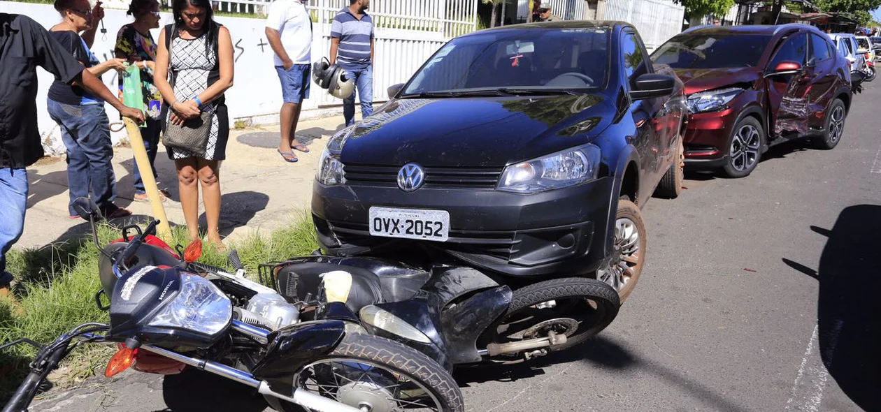 Outros quatro veículos que estavam estacionado acabaram sendo atingidos