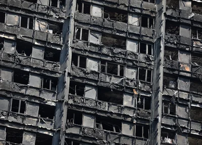 Prédio de Londres após incêndio