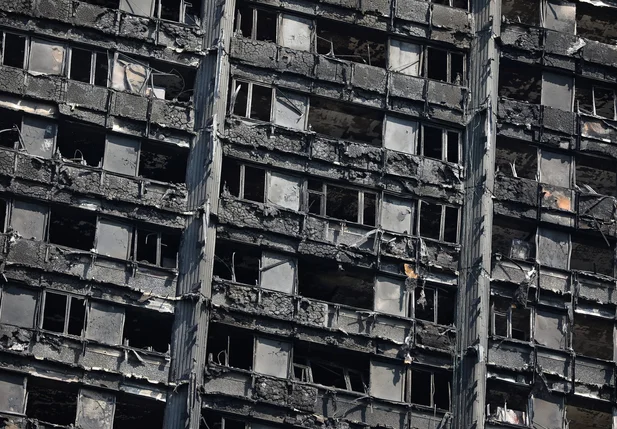 Prédio de Londres após incêndio