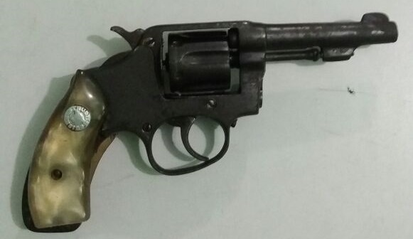 Suspeitos se desfizeram da arma após avistar a polícia.
