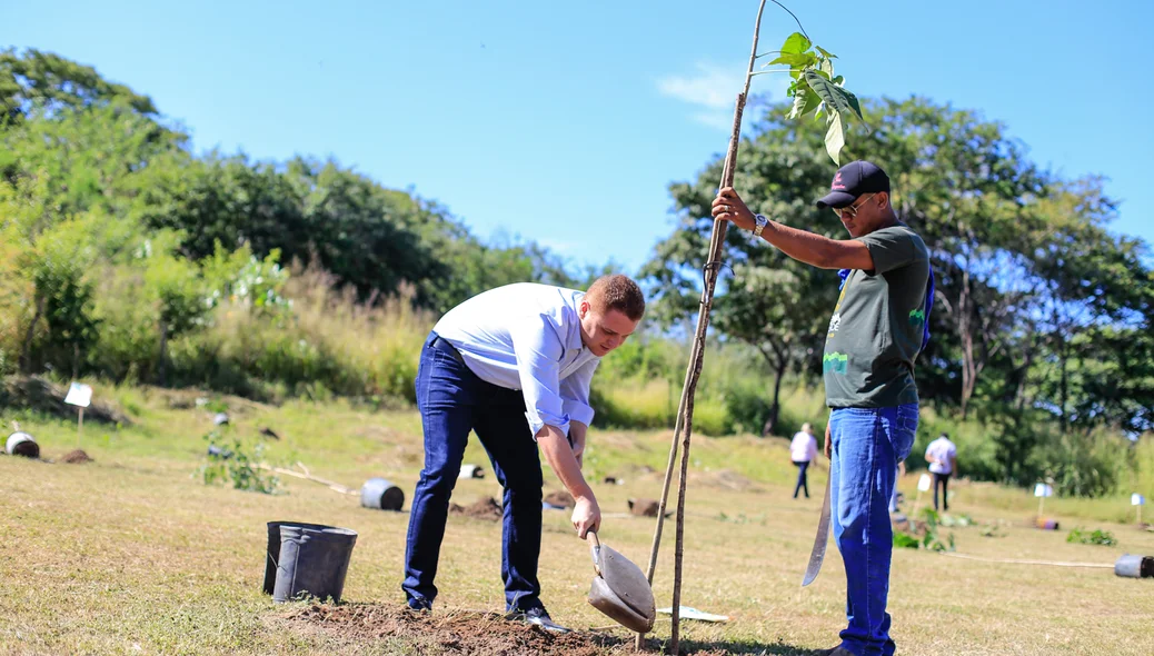 Vereador Venâncio plantando mudas 