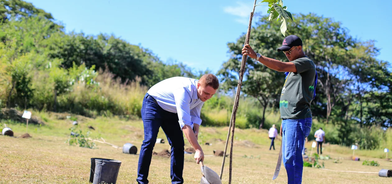 Vereador Venâncio plantando mudas 