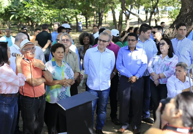 Vereadores plantam mudas de árvores no Parque Floresta Fóssil