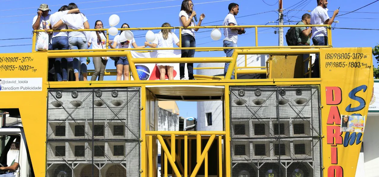 Carro de som na caminhada