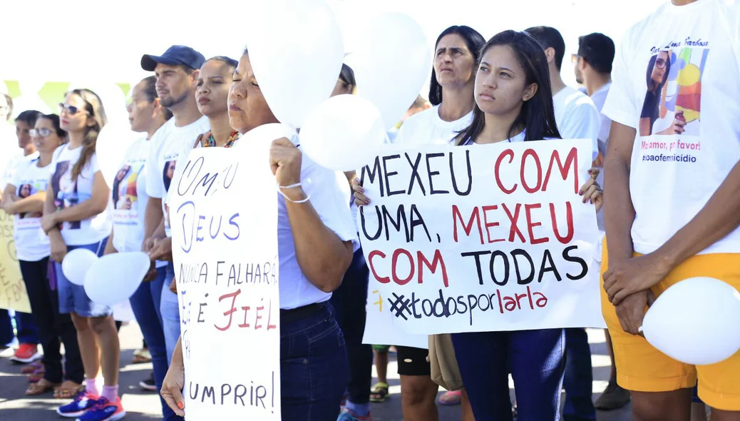 Faixas na caminhada com pedidos de justiça