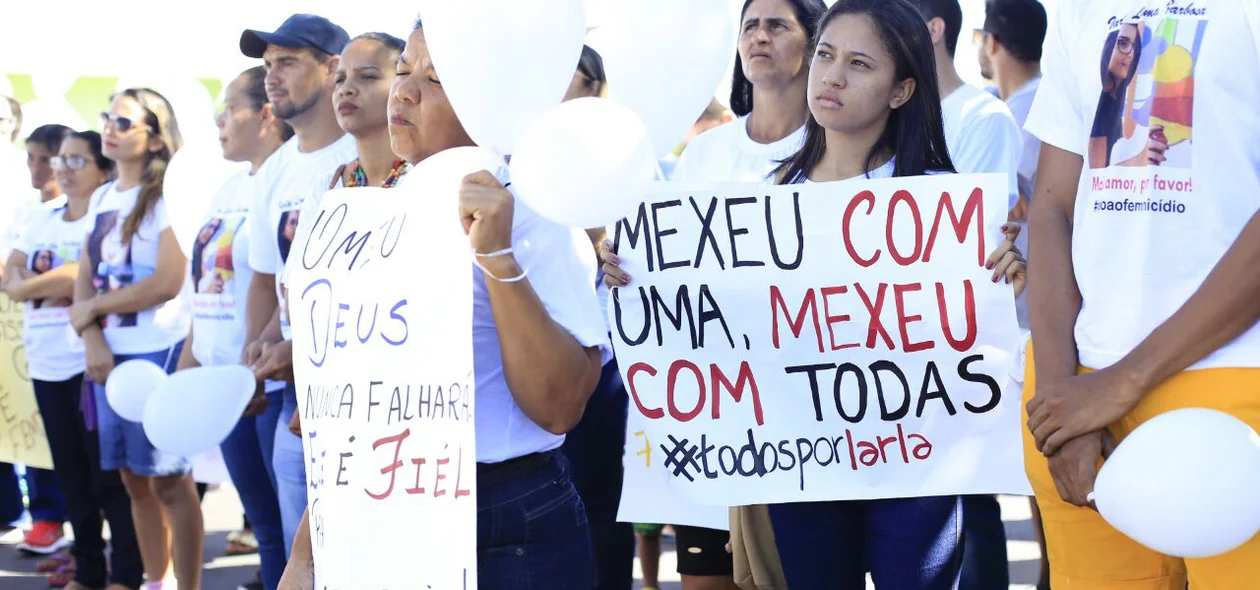 Faixas na caminhada com pedidos de justiça