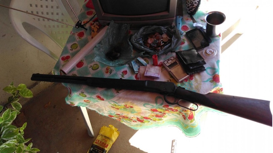 Objetos encontrados com o suspeito
