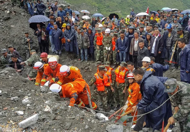 Socorristas procuram sobreviventes em área de deslizamento de terra em Xinmo