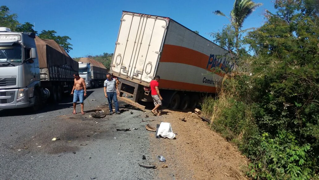 Caminhão colidiu com carro