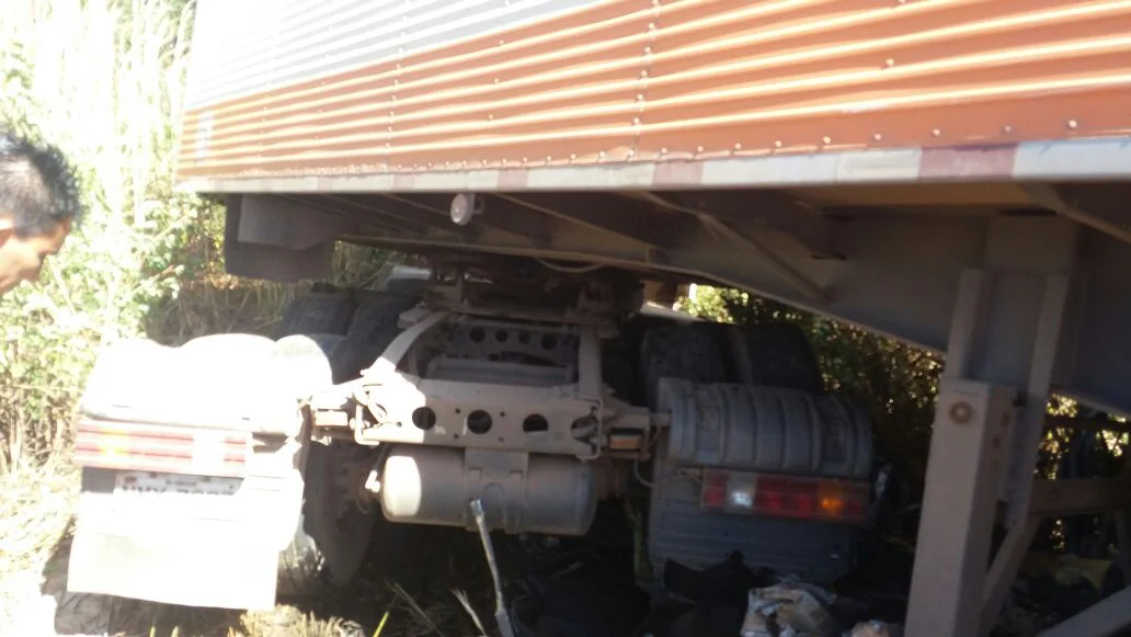 Caminhão passou por cima de automóvel