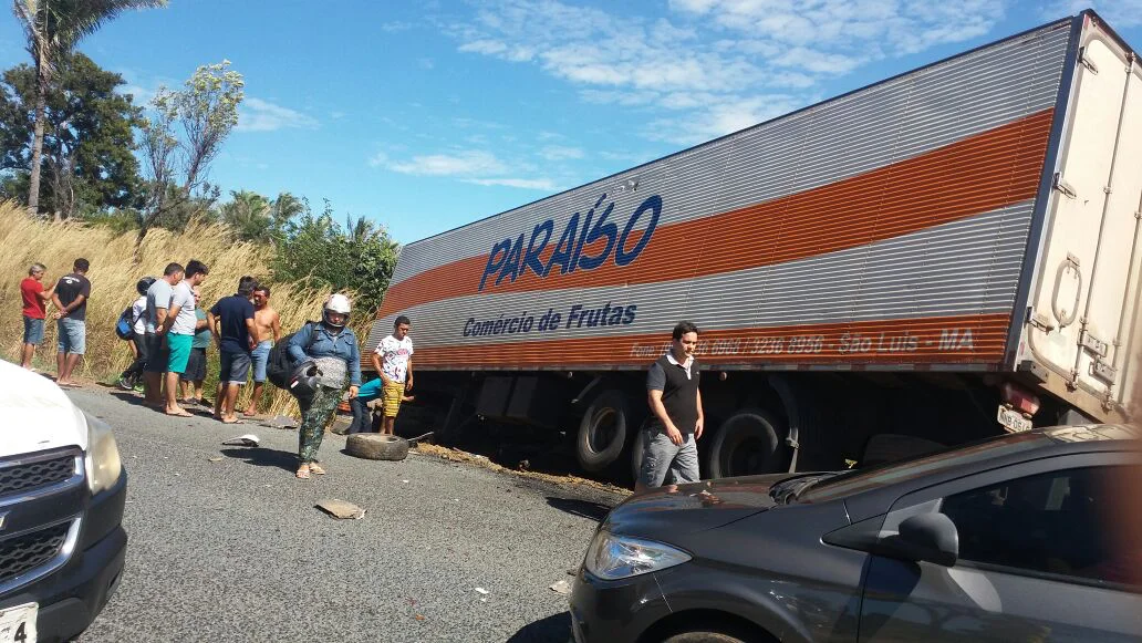 Pessoas se aproximaram do local do acidente