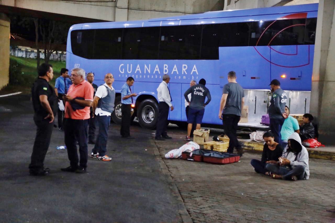 Droga foi flagrada dentro de ônibus