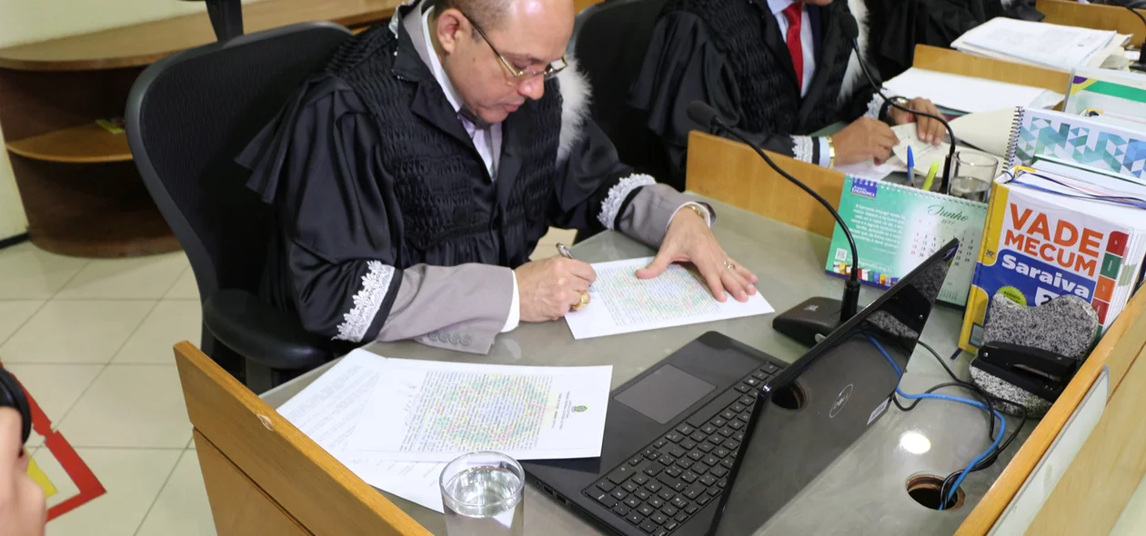 Juiz Paulo Roberto Barros assina termo de posse