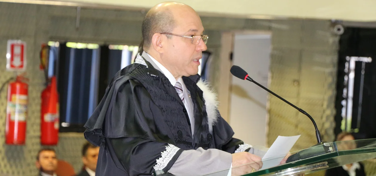 Juiz Paulo Roberto Barros se pronuncia em posse no TRE