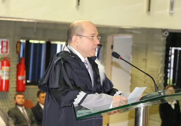 Juiz Paulo Roberto Barros toma posse como integrante do TRE-PI