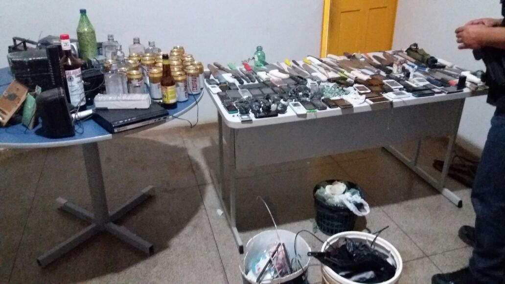 Objetos apreendidos em vistoria na Colônia Agrícola Penal Major César Oliveira.