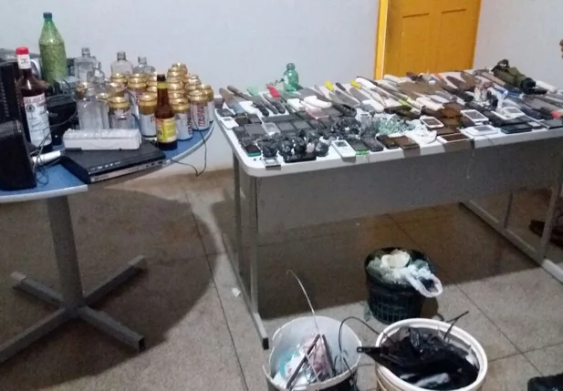 Objetos apreendidos em vistoria na Colônia Agrícola Penal Major César Oliveira.