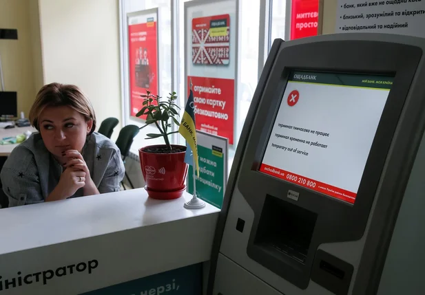 Caixa eletrônico de banco estatal ucraniano Oschadbank pede dinheiro para resgate durante ciberataque