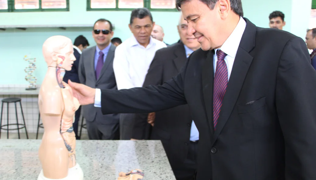 Governador na inauguração da escola