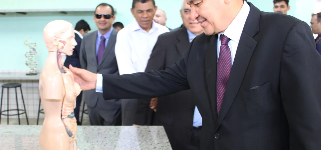 Governador na inauguração da escola