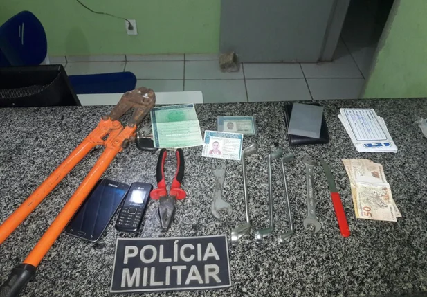 Ferramentas que seriam utilizadas para o furto dos motores