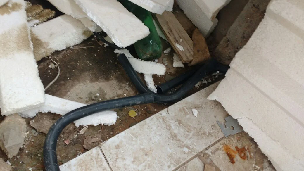 Material de construção abandonado 