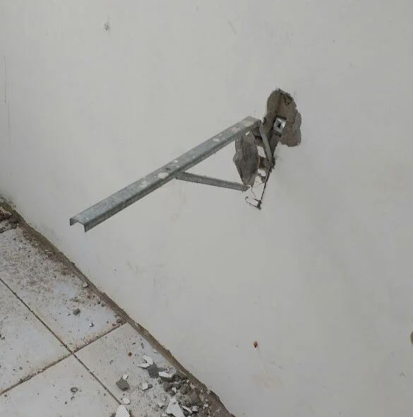 A parte que foi construída esta danificada devido a ação do tempo 