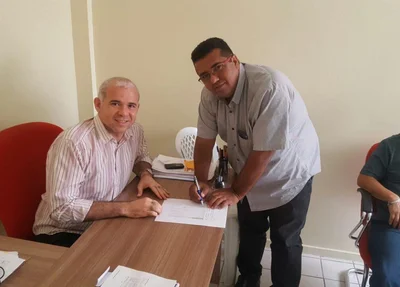 Ananias Júnior assina ficha de filiação ao PSC