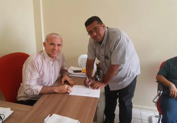 Ananias Júnior assina ficha de filiação ao PSC