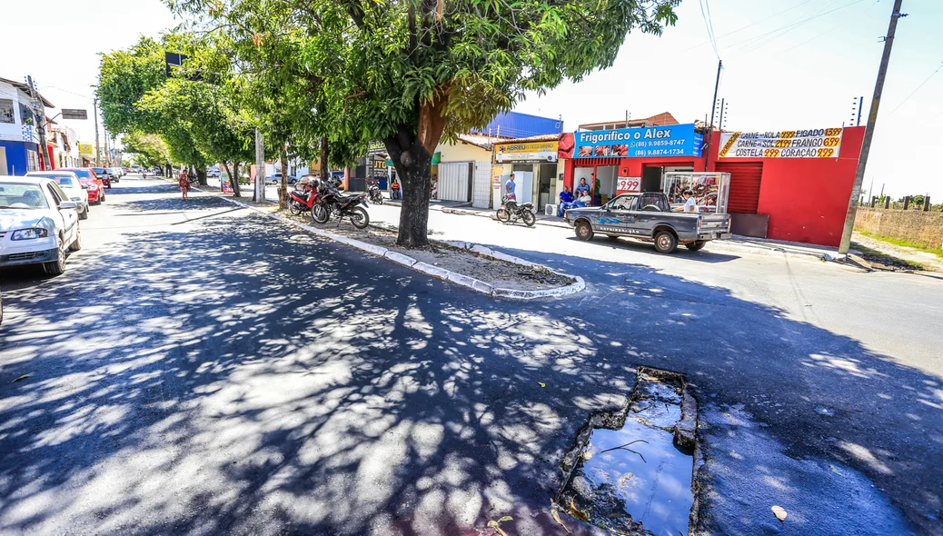 Buraco na avenida Joaquim Nelson