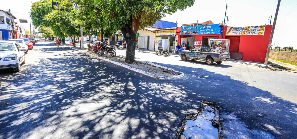 Buraco na avenida Joaquim Nelson