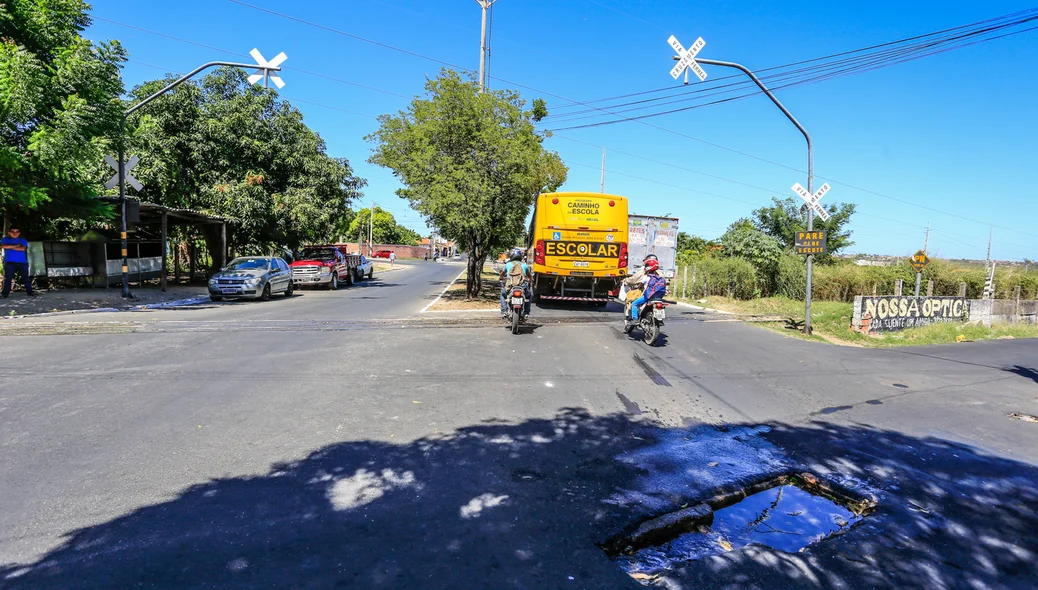 Buraco próximo dos trilhos