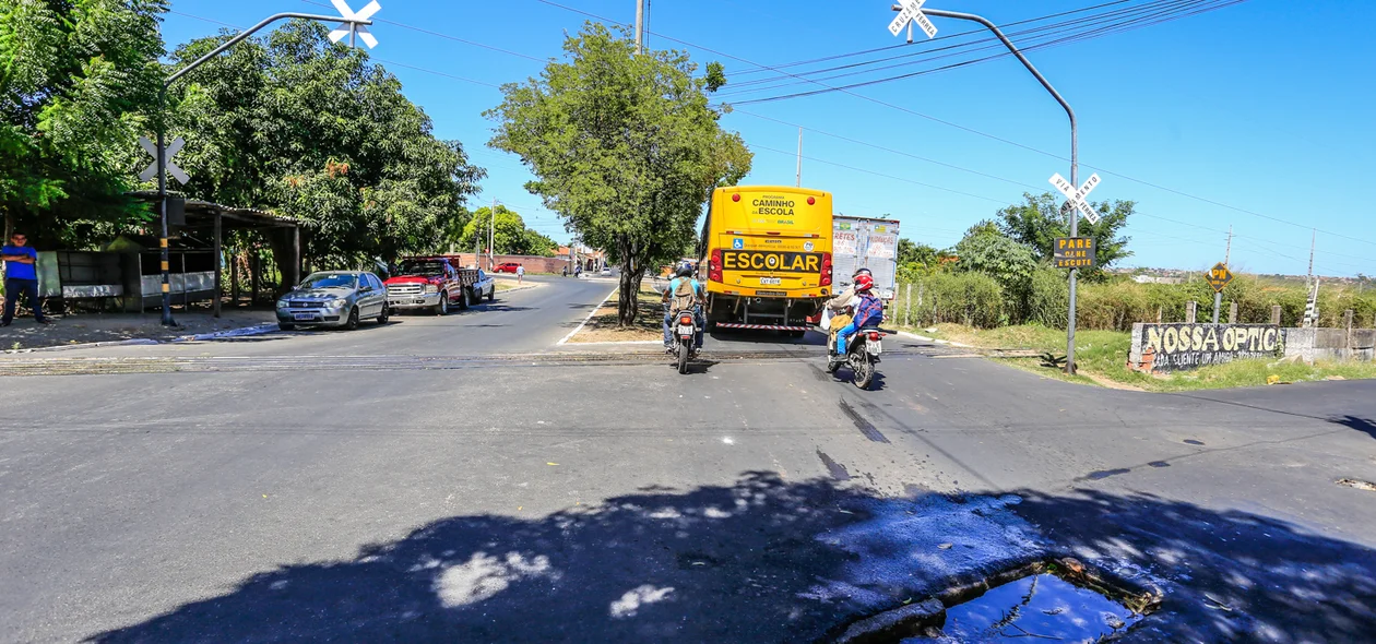 Buraco próximo dos trilhos
