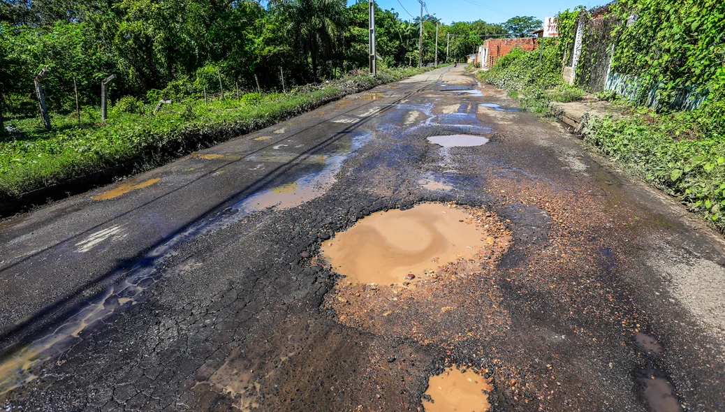 Buracos no cruzamento com a avenida Antonio Rodrigues