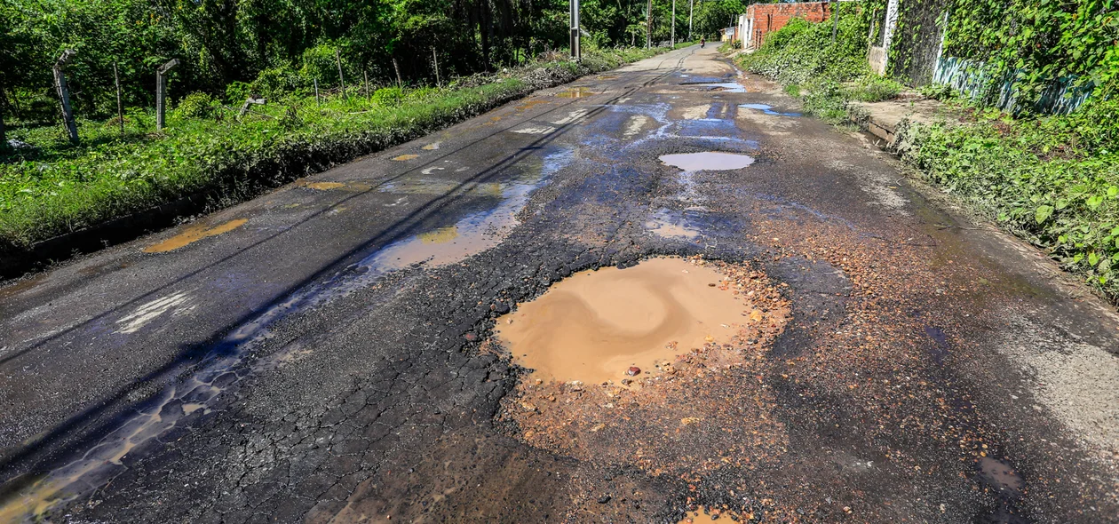 Buracos no cruzamento com a avenida Antonio Rodrigues