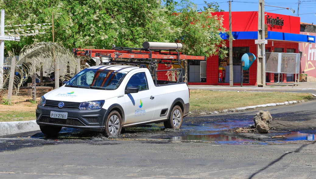 Carro passa com dificuldades pelo local